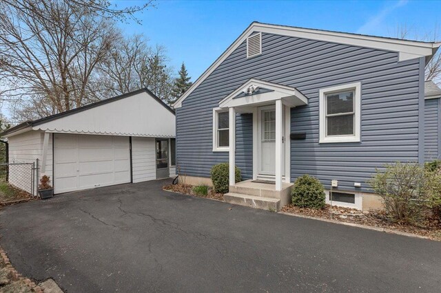 418 Bonnie Brae Ave, Itasca, IL 60143 - view of front of property with an outdoor structure, fence, and a detached garage