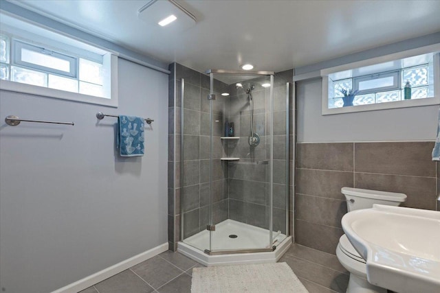 418 Bonnie Brae Ave, Itasca, IL 60143 - bathroom featuring a wealth of natural light, toilet, tile patterned floors, and a stall shower