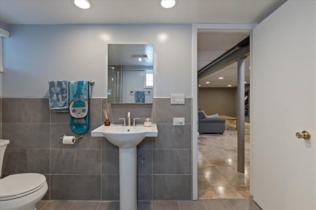 418 Bonnie Brae Ave, Itasca, IL 60143 - bathroom with recessed lighting, a wainscoted wall, tile patterned floors, toilet, and tile walls