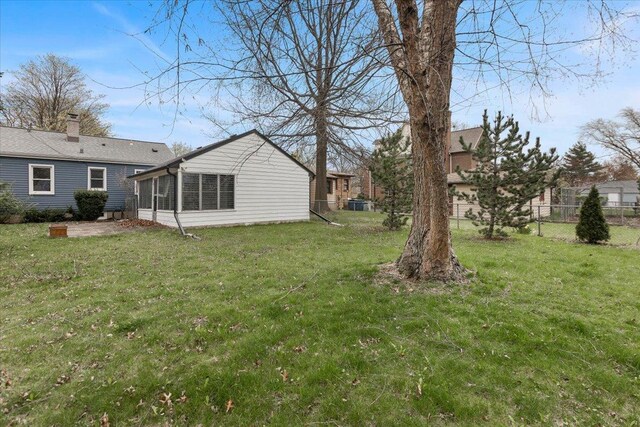 418 Bonnie Brae Ave, Itasca, IL 60143 - view of yard featuring fence and a sunroom
