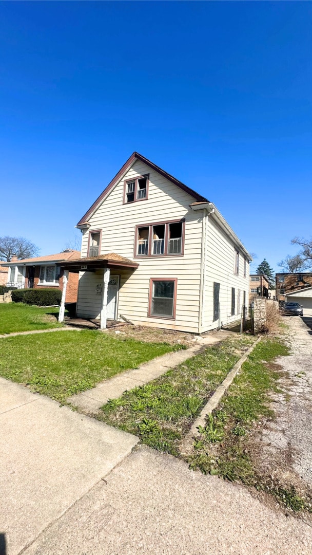 view of front of house featuring a front lawn