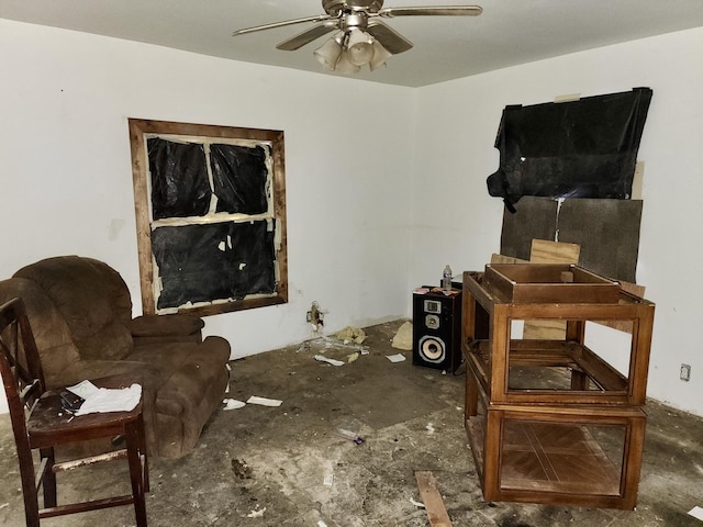 1010 E Adams St, Taylorville, IL 62568 - sitting room with a ceiling fan