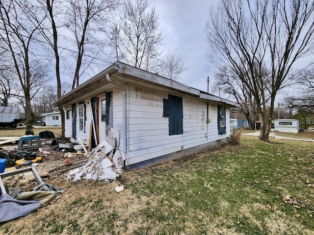 1010 E Adams St, Taylorville, IL 62568 - view of property exterior with a yard