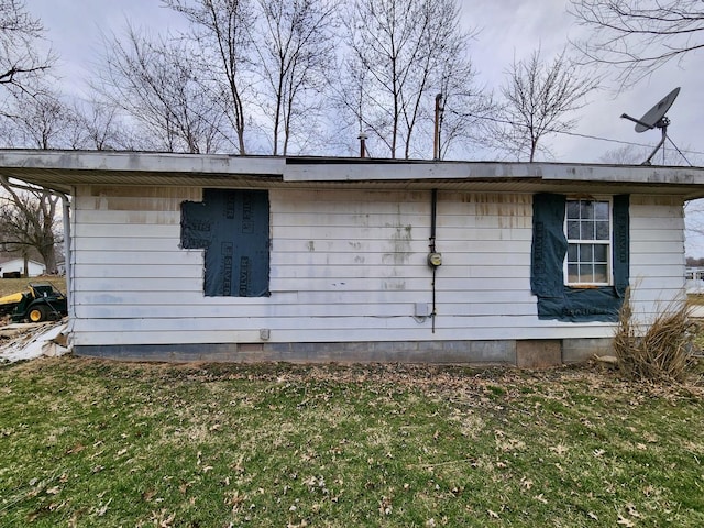1010 E Adams St, Taylorville, IL 62568 - view of side of home with crawl space and a lawn