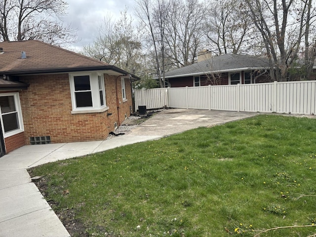 view of yard featuring fence and a patio area