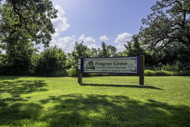 community / neighborhood sign featuring a yard