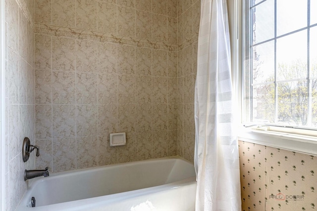 full bath featuring shower / bath combo with shower curtain