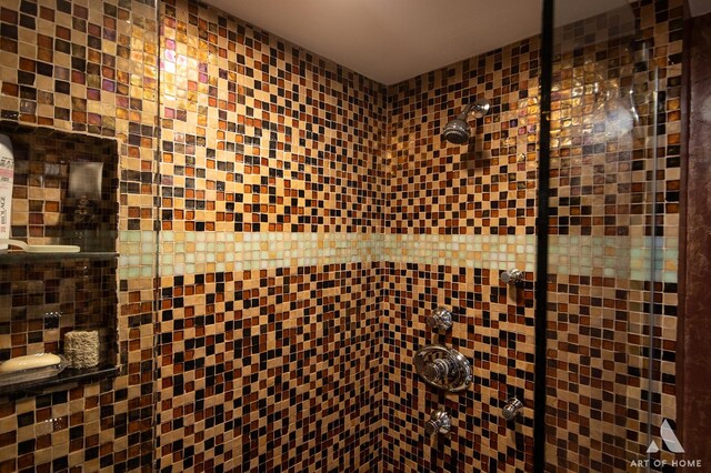 11012 S Theresa Cir Unit 3C, Palos Hills, IL 60465 - bathroom featuring tiled shower