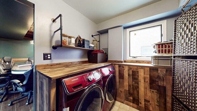 8129 45th Pl, Lyons, IL 60534 - clothes washing area featuring washing machine and dryer and laundry area