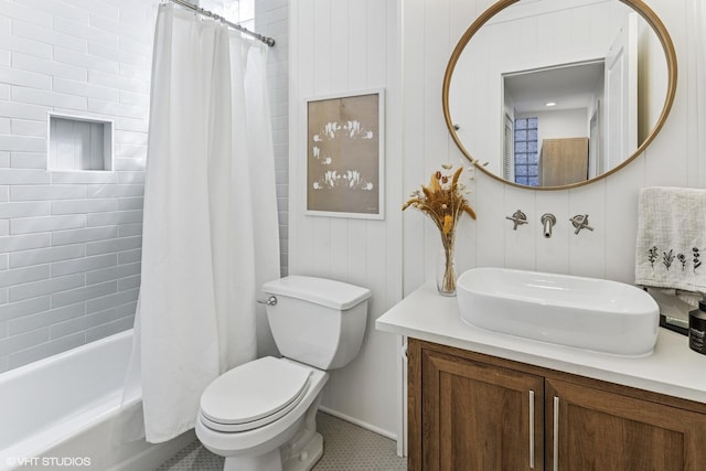 full bathroom featuring toilet, shower / bath combo with shower curtain, and vanity