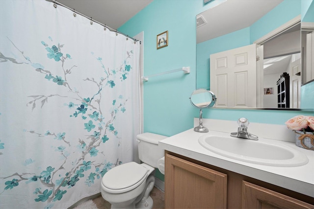 full bathroom with curtained shower, visible vents, toilet, and vanity