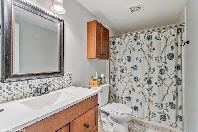 full bath featuring tasteful backsplash, toilet, curtained shower, vanity, and visible vents