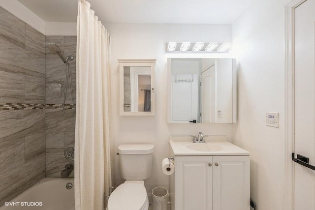 full bathroom with shower / tub combo with curtain, vanity, and toilet