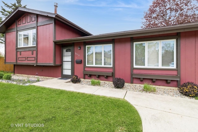 split level home featuring a front lawn