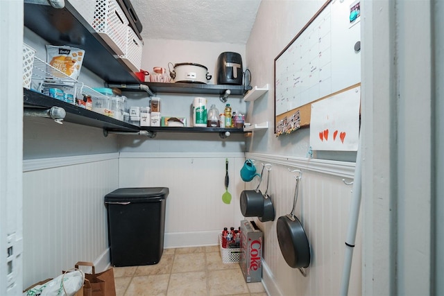 316 E Pierce St, Pontiac, IL 61764 - laundry area featuring wainscoting and a textured ceiling