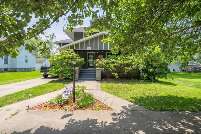 316 E Pierce St, Pontiac, IL 61764 - view of front facade featuring a front yard and board and batten siding