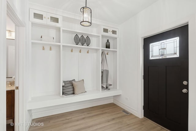 534 S Harvey Ave, Oak Park, IL 60304 - mudroom with wood finished floors