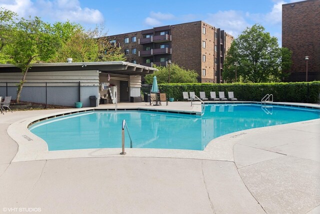 898 Wellington Ave Unit 310, Elk Grove Village, IL 60007 - community pool with fence and a patio