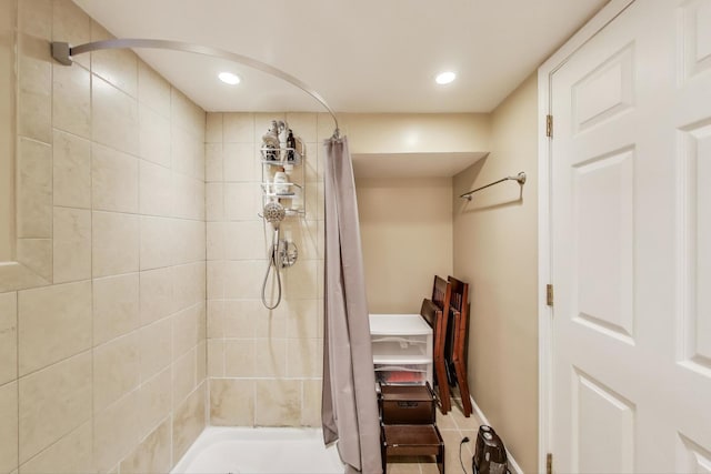 bathroom with baseboards, recessed lighting, and tiled shower