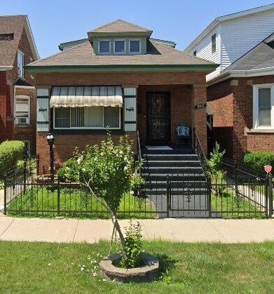 view of front of home with a fenced front yard and roof with shingles