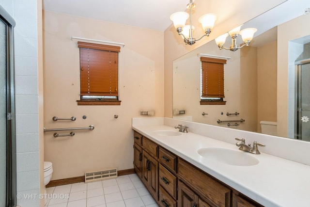 full bathroom with a sink, a notable chandelier, toilet, and visible vents