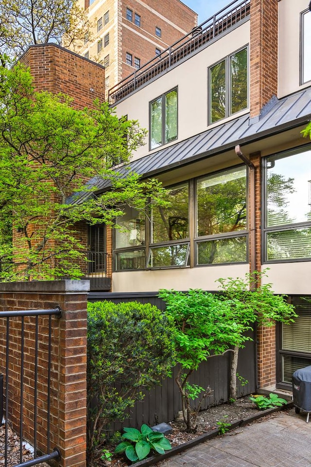 1343 N Sutton Pl, Chicago, IL 60610 - view of patio / terrace