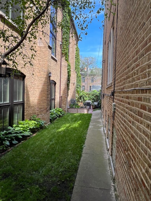 1547 N Leavitt St Unit 3S, Chicago, IL 60622 - view of side of property featuring a yard
