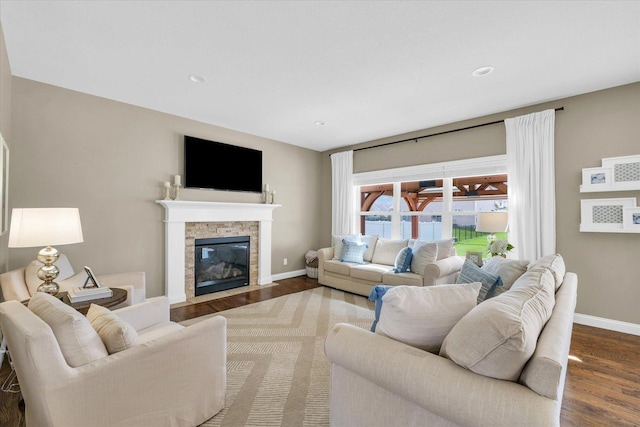 living room with baseboards, a fireplace, recessed lighting, and wood finished floors