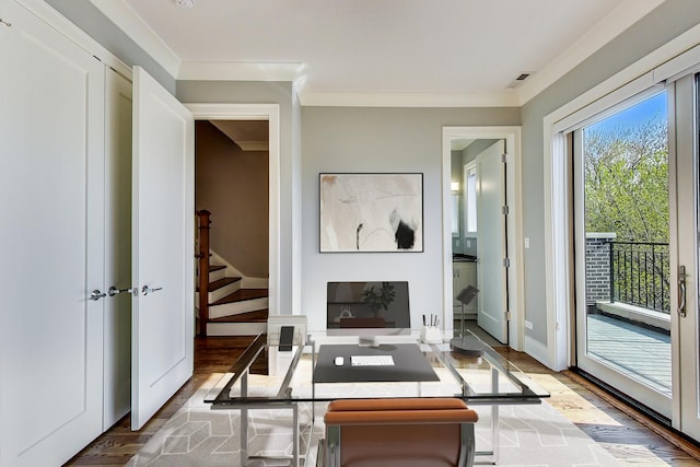 living area featuring visible vents, ornamental molding, wood finished floors, and stairway