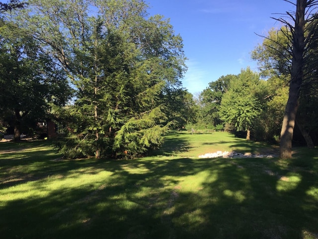 737 Becker Rd, Glenview, IL 60025