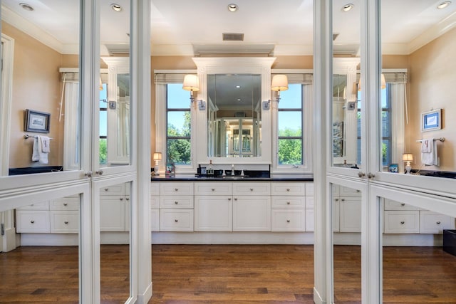 401 W Dickens Ave, Chicago, IL 60614 - bathroom with a wealth of natural light, crown molding, wood finished floors, and visible vents