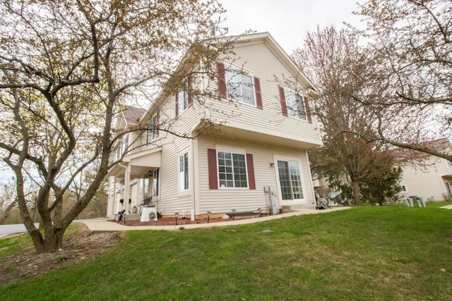view of front of house featuring a front yard