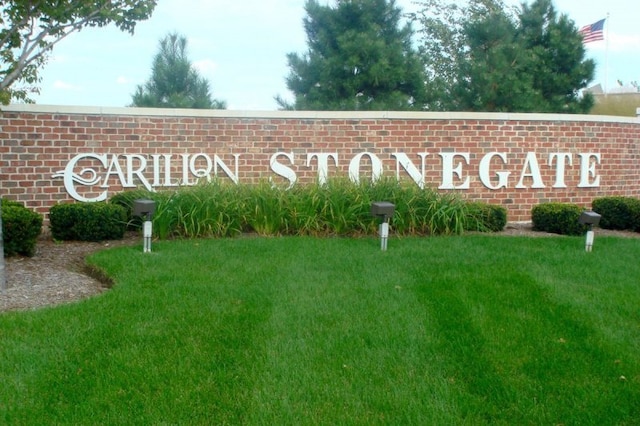 community sign with a lawn