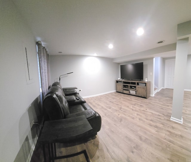 living room featuring recessed lighting, visible vents, baseboards, and light wood-style floors