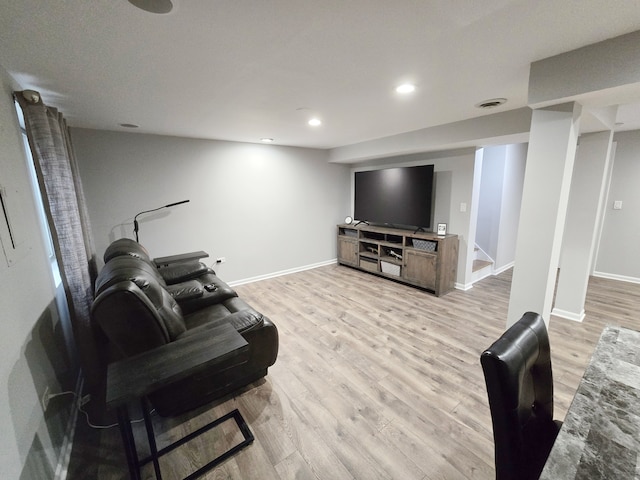 living room featuring visible vents, light wood-type flooring, recessed lighting, and baseboards