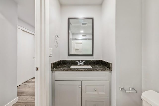 43 S Treehouse Ln, Round Lake, IL 60073 - bathroom with wood finished floors, visible vents, toilet, vanity, and baseboards