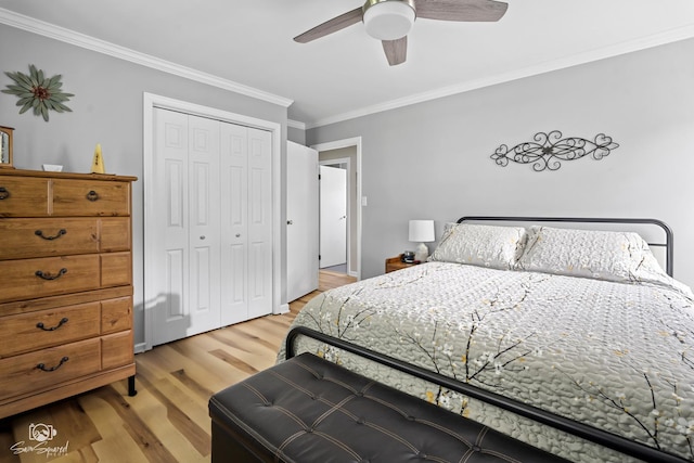 bedroom featuring crown molding, a closet, ceiling fan, and wood finished floors
