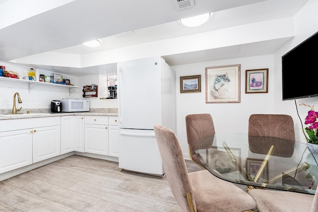 dining area with crown molding, visible vents, wood finished floors, and baseboards