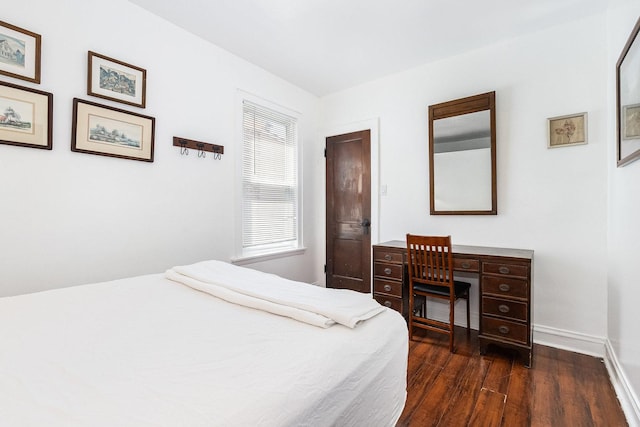 living room featuring visible vents, light wood finished floors, and baseboards