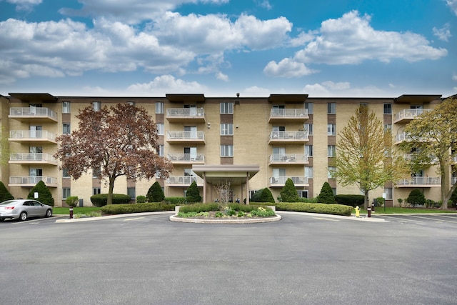 110 W Butterfield Rd Unit 214S, Elmhurst, IL 60126 - view of property featuring uncovered parking