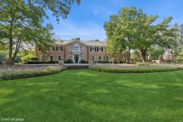 view of front facade featuring a front yard