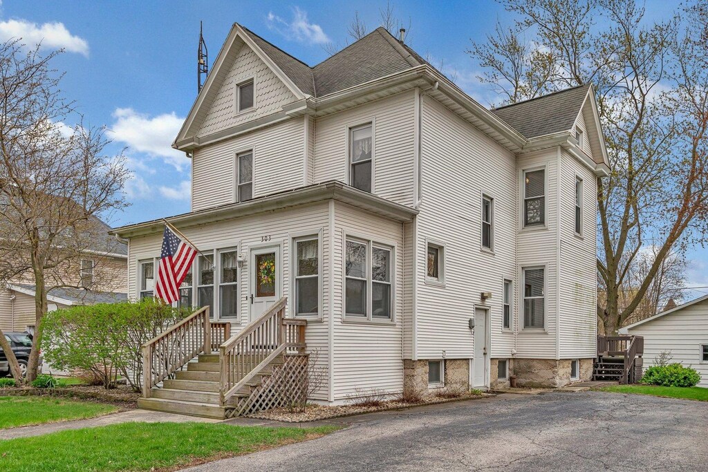 303 W Henry St, Odell, IL 60460 - photo 1