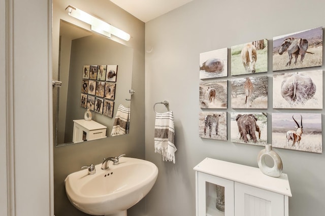 1705 W Le Moyne St Unit G, Chicago, IL 60622 - bathroom featuring a sink
