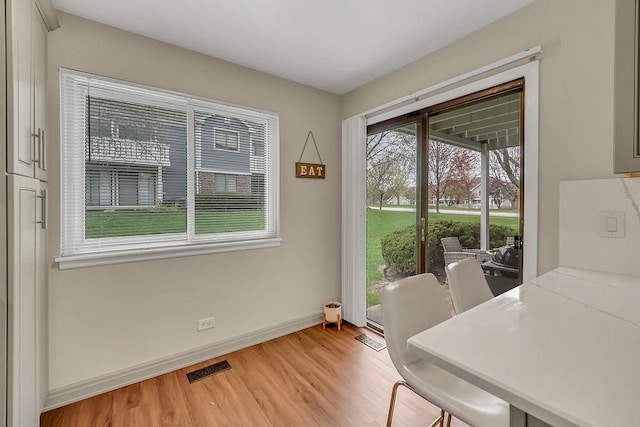 218 Oak Knoll Ct Unit D1, Schaumburg, IL 60193 - dining area featuring light wood-style flooring and baseboards