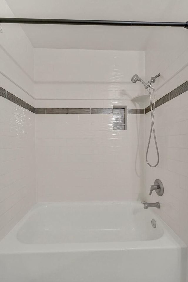 218 Oak Knoll Ct Unit D1, Schaumburg, IL 60193 - bathroom featuring bathing tub / shower combination