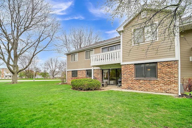 218 Oak Knoll Ct Unit D1, Schaumburg, IL 60193 - rear view of property featuring brick siding, a lawn, and a balcony