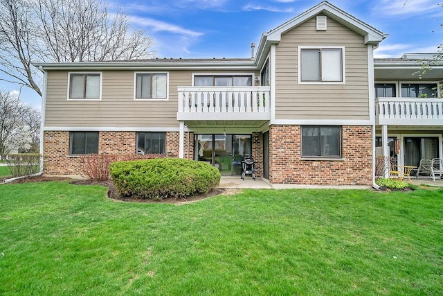 218 Oak Knoll Ct Unit D1, Schaumburg, IL 60193 - rear view of property featuring brick siding, a balcony, and a lawn