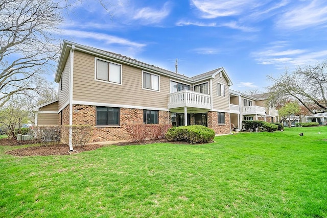 218 Oak Knoll Ct Unit D1, Schaumburg, IL 60193 - back of property with brick siding, a lawn, and a balcony