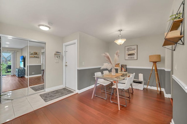 218 Oak Knoll Ct Unit D1, Schaumburg, IL 60193 - dining room with wood finished floors and baseboards