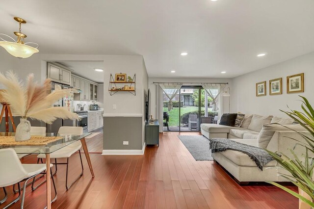 218 Oak Knoll Ct Unit D1, Schaumburg, IL 60193 - living area with dark wood-style floors, recessed lighting, and baseboards